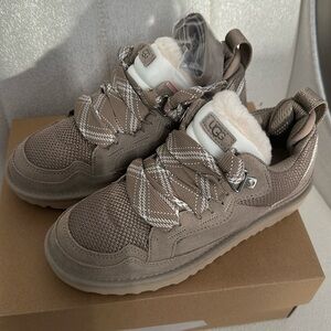 UGG Girl's (Grade School)
Lowmel DUNE